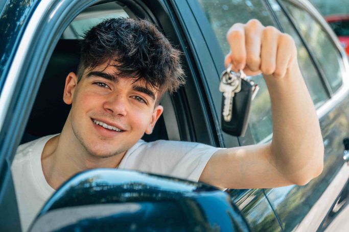 photo d'un jeune conducteur qui vient d'obtenir son permis de conduire