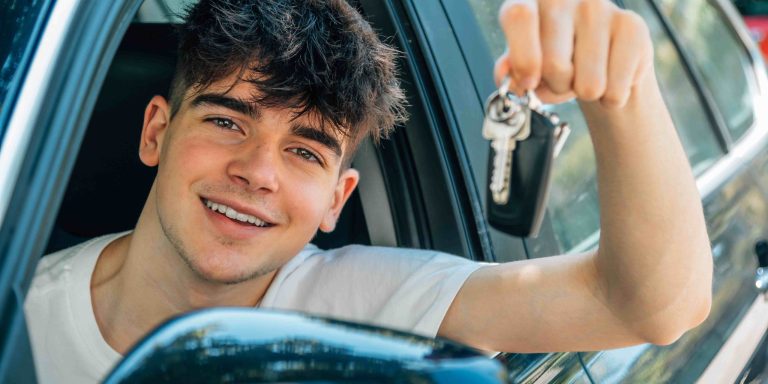 photo d'un jeune conducteur qui vient d'obtenir son permis de conduire